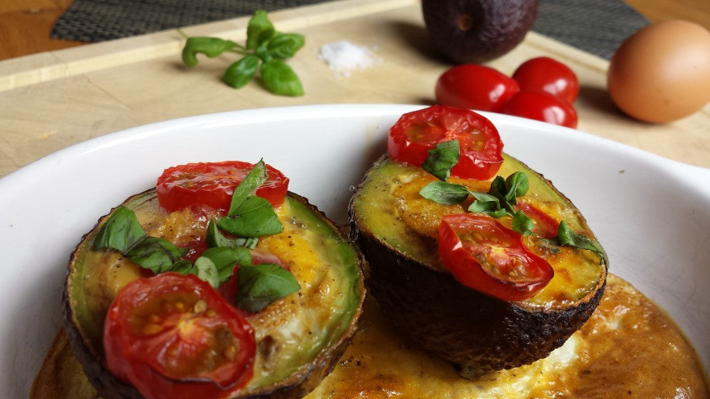 Un plat sain et rapide à base d'avocat, d'œuf et de tomate au four