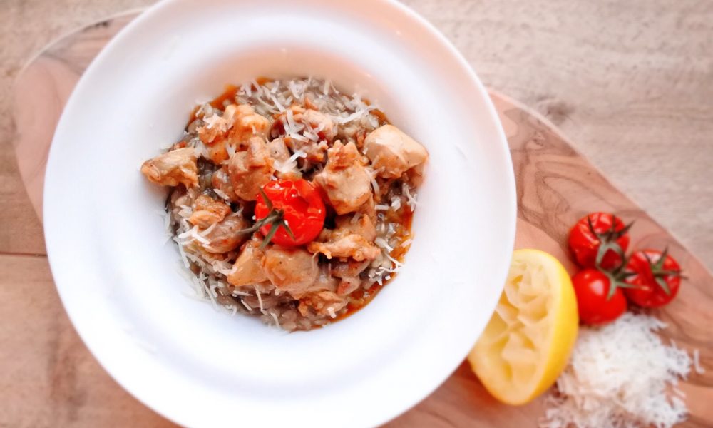 Riz complet crémeux avec poulet au citron juteux, aubergine et tomates grillées