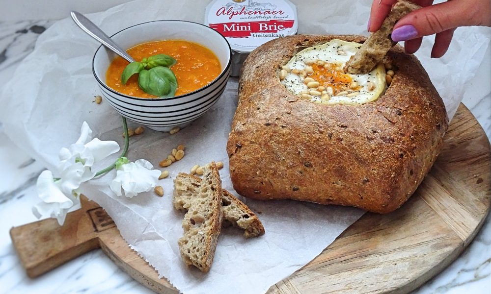 Fromage de chèvre fondant dans un pain croustillant avec une douce compote d'abricots