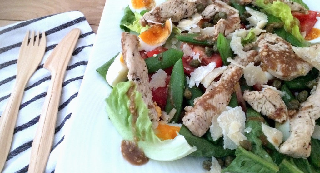 Salade fraîche et riche en protéines avec dinde juteuse et pois mange-tout croquants