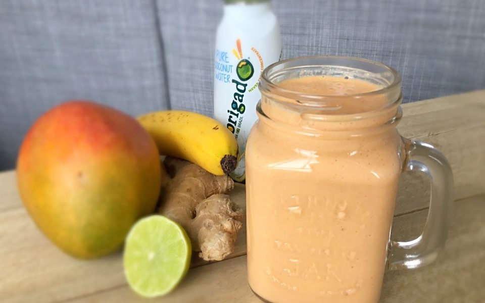 Un shake frais et nutritif, débordant de fruits, de légumes et de gingembre
