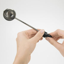 Passoire à thé OXO Good Grips - Cuillère à thé pivotante - Good Grips - 18,2 cm