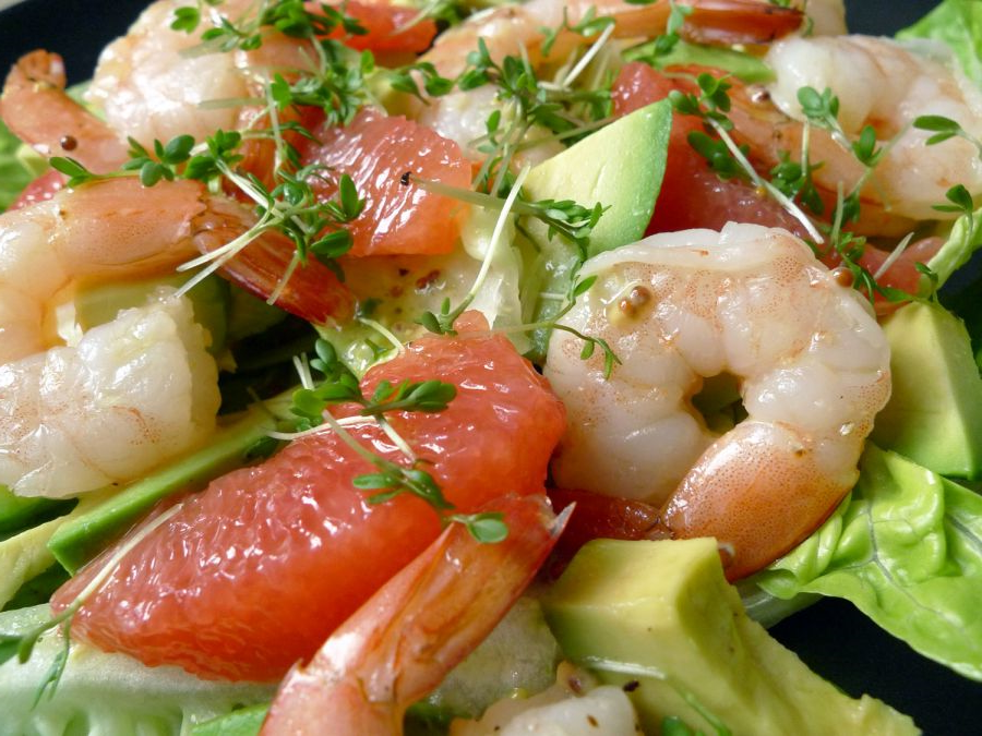 Une entrée élégante avec une mousse d'avocat onctueuse, des crevettes juteuses et des poivrons colorés