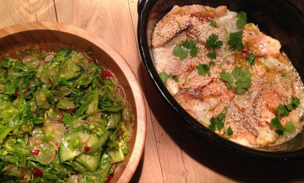Plat de nouilles frais avec saumon et poisson blanc, légumes et un bouillon relevé