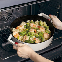 Sauteuse en fonte BerlingerHaus mat crème ø 26 cm - adapté à toutes les sources de chaleur - revêtement antiadhésif émaillé