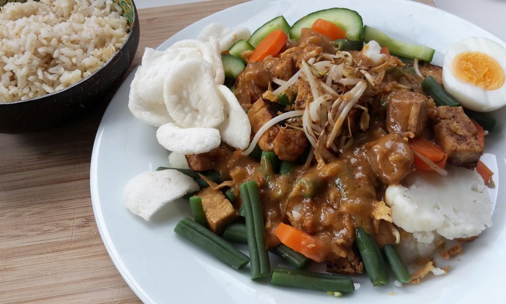 Une salade repas indonésienne colorée avec une sauce aux cacahuètes crémeuse