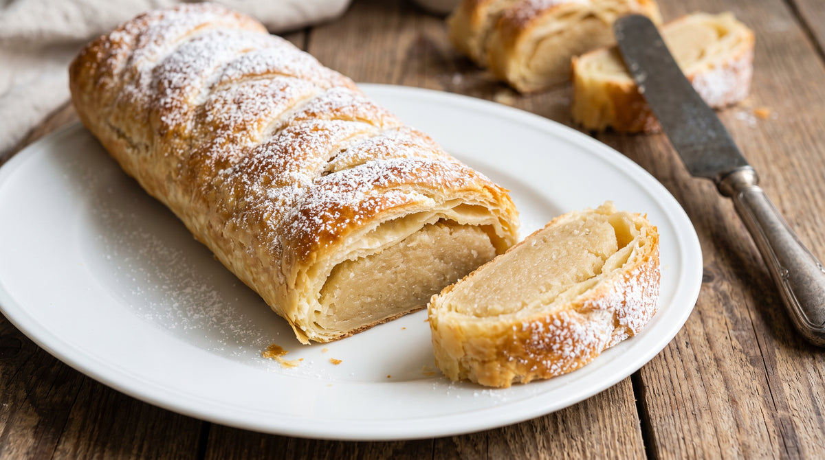 La pâtisserie festive néerlandaise classique, faite maison avec pâte feuilletée et pâte d'amande maison