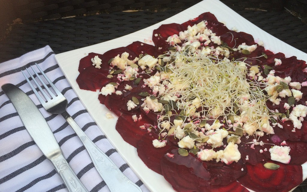 Une salade fraîche et colorée avec du fromage de chèvre crémeux et une vinaigrette à la framboise douce