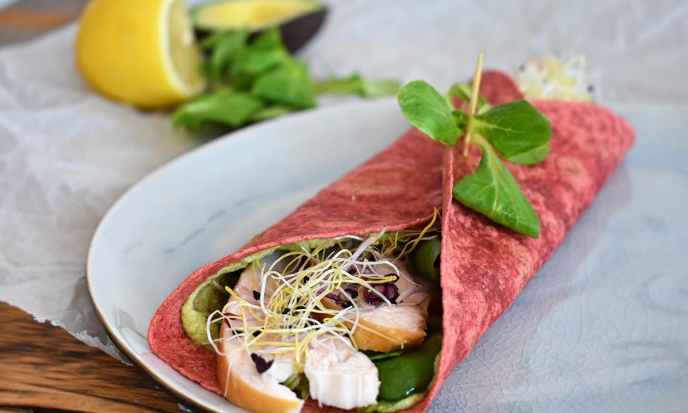 Wraps frais avec une tartinade crémeuse d'avocat et un poulet fumé juteux