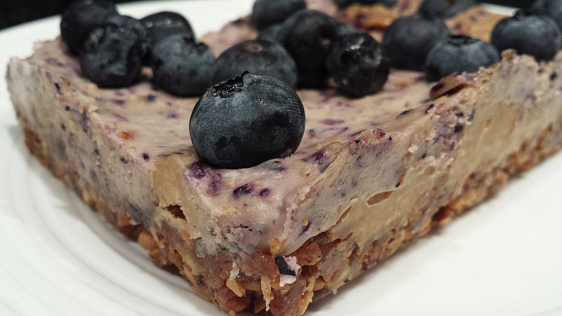 Une tarte crémeuse sans cuisson avec une base nature de dattes et d'amandes