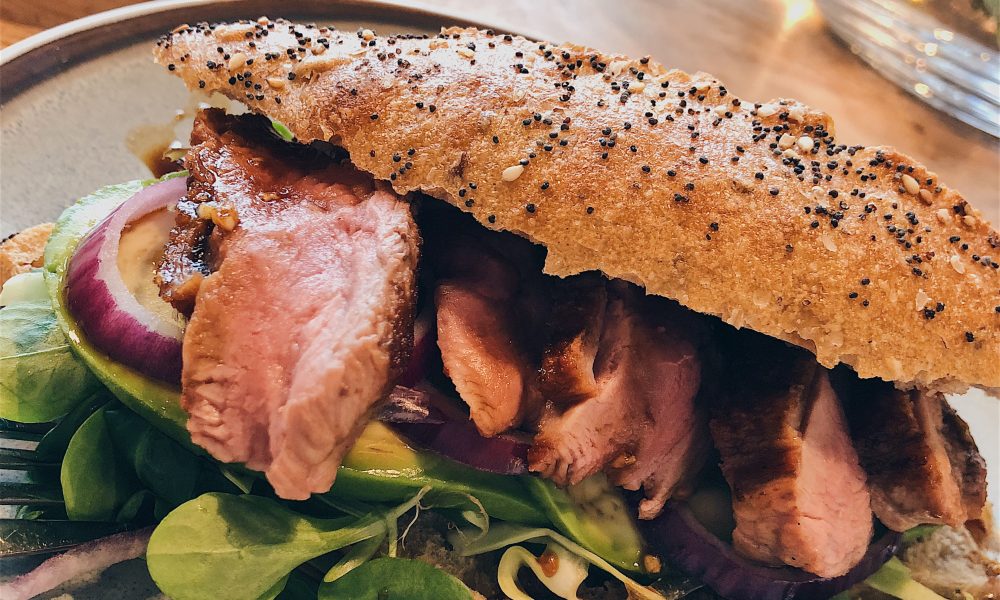 Un sandwich raffiné avec un magret de canard juteux, de l'avocat et une vinaigrette au ketjap