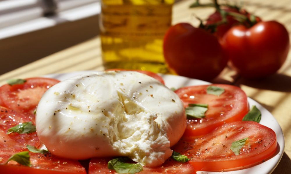 Une salade d'été italienne classique prête en un tour de main