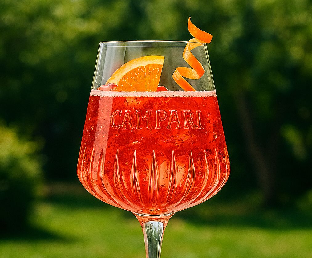 Le mélange parfait de deux spiritueux italiens, le Campari et le vermouth, avec de l'eau gazeuse