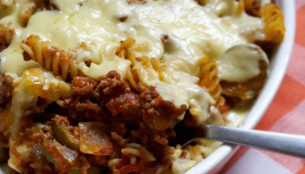 Un gratin réconfortant avec de la viande hachée, des pâtes et du cheddar fondant