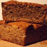 Un cake au citron léger, sans gluten ni sucre, préparé avec de l'huile de coco et des noix