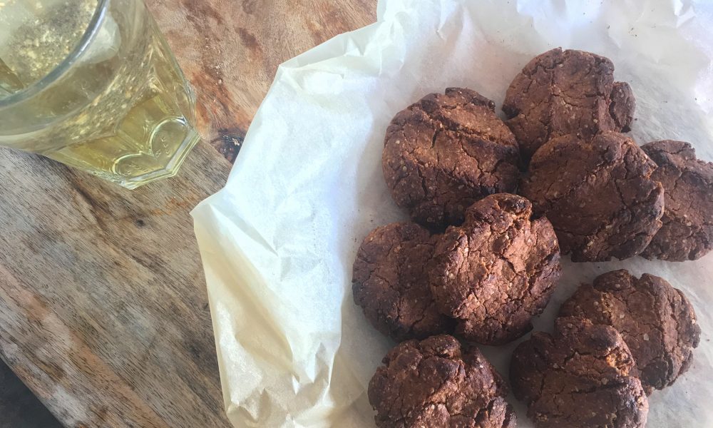 Des biscuits sains au beurre de cacahuète et aux graines de chia, prêts en un rien de temps