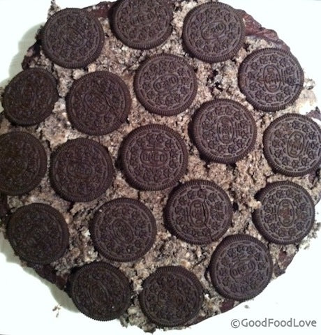 Un gâteau au chocolat décadent avec une crème au beurre Oreo onctueuse