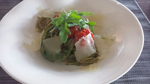 Pesto frais et maison avec pignons de pin grillés et tomates cerises confites