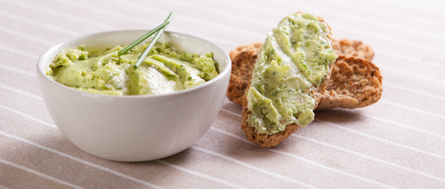 Beurre aux herbes maison à l'ail, au citron et aux herbes fraîches