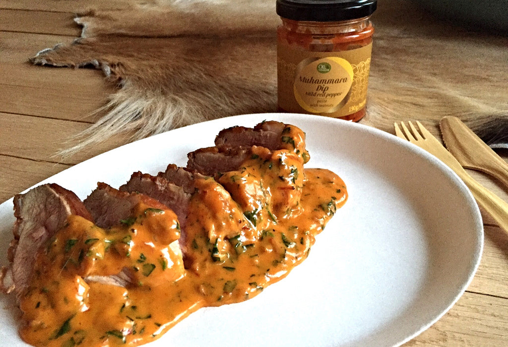Magret de canard juteux, accompagné d'une sauce riche et épicée au poivron