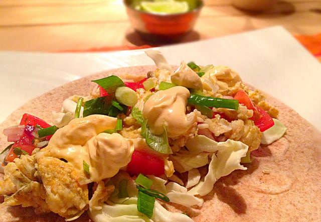Wraps colorés à composer soi‑même avec de la plie épicée et une sauce crémeuse à la crème frâiche