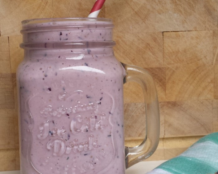 Un smoothie nourrissant aux fruits, au yaourt et aux superaliments pour bien démarrer la journée