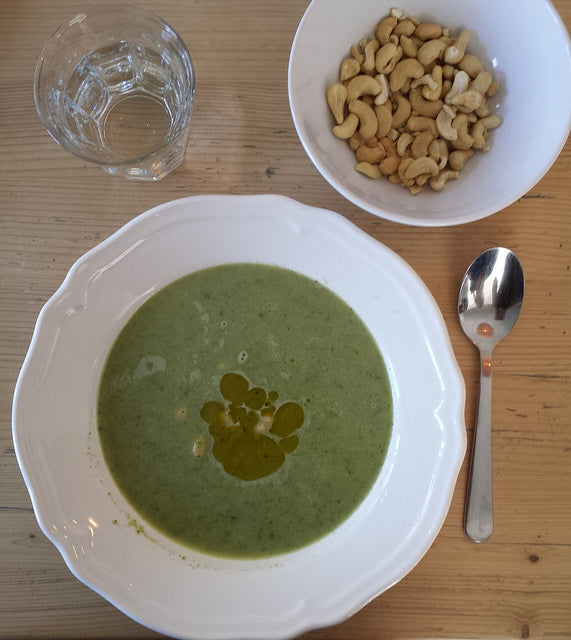 Une soupe crémeuse et fraîche, pleine de légumes et de menthe