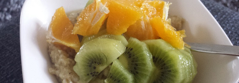 Un petit-déjeuner nourrissant et légèrement acidulé avec flocons d'avoine, kiwi et orange
