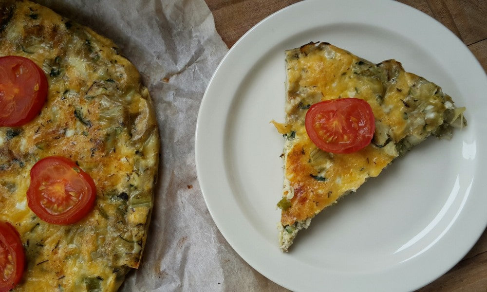 Une omelette italienne légère et moelleuse aux courgettes, cœurs d'artichaut et herbes fraîches