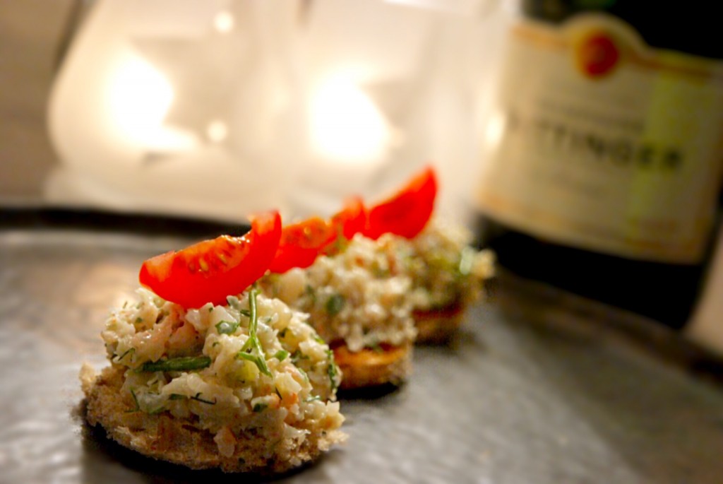 Un amuse-bouche raffiné avec un tartare de gambas crémeux sur du pain à l'ail croustillant