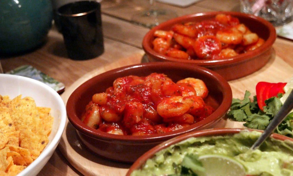 Plat rapide et savoureux avec des gambas juteuses dans une sauce tomate relevée