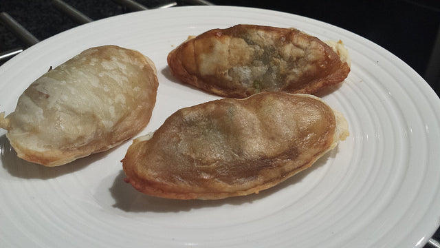 Dumplings croustillants au four aux crevettes et oignon nouveau