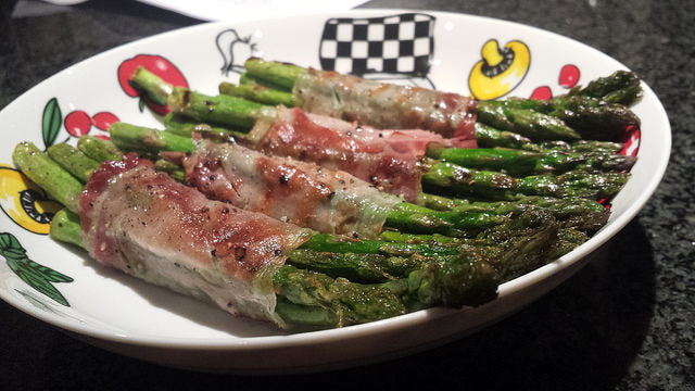 Rouleaux de jambon croustillants au grill avec pointes d'asperges vertes