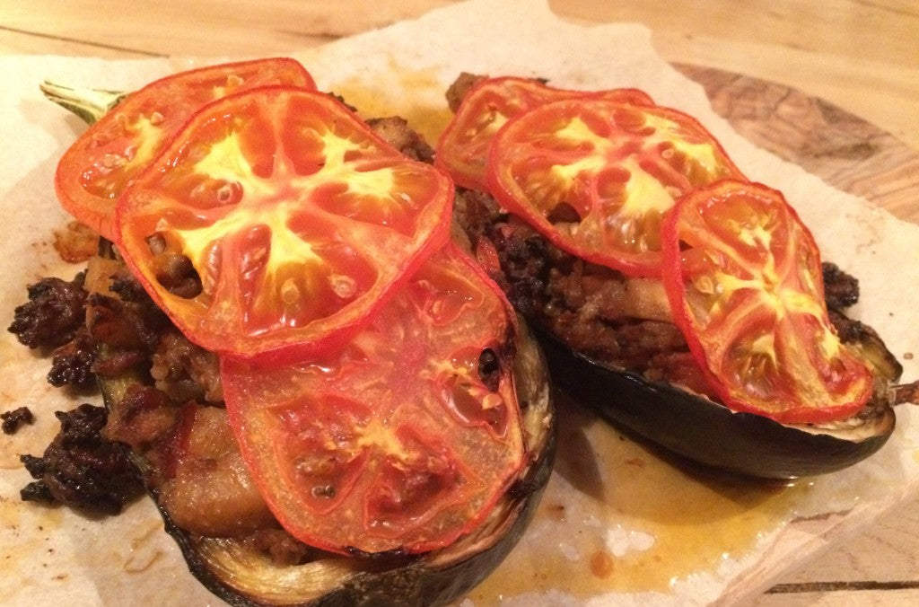 Un plat d'aubergine farcie savoureux avec du hachis de bœuf épicé et de la tomate fraîche