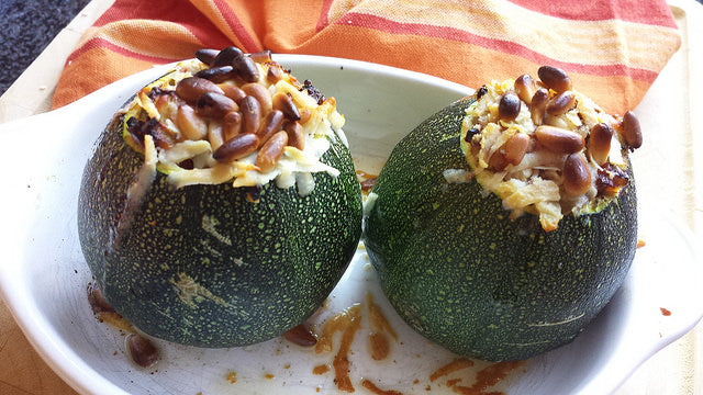 Des courgettes rondes farcies aux tomates séchées, basilic et parmesan