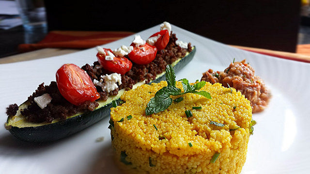 Une combinaison savoureuse de couscous épicé, de hachis d'agneau tendre et d'une salsa fraîche