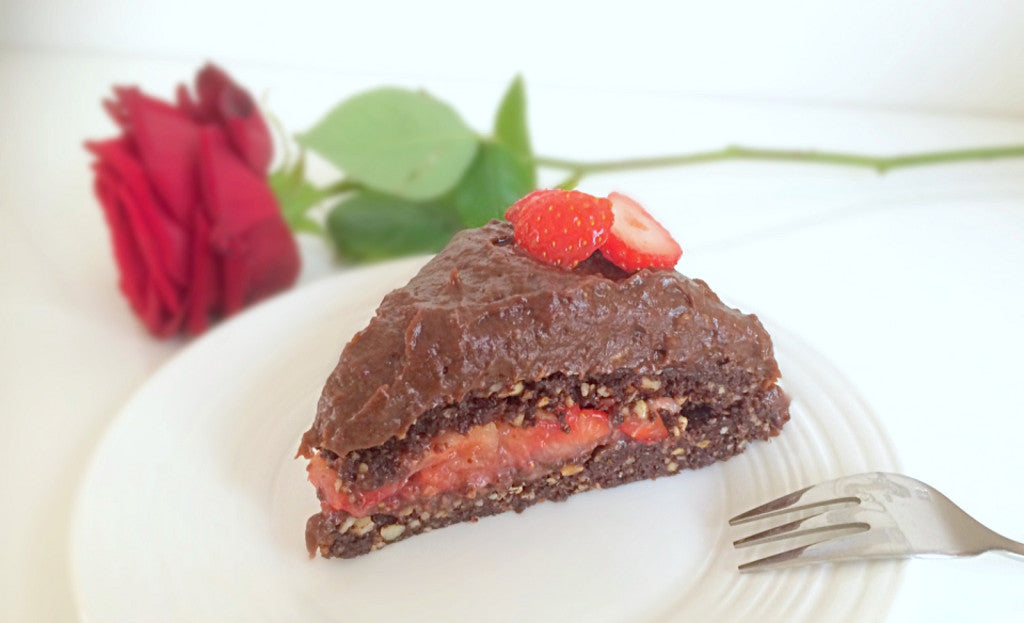 Un gâteau au chocolat sain, sans cuisson, composé d'ingrédients purs