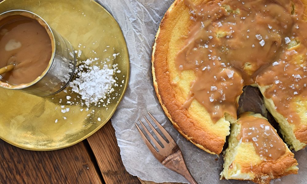 Cheesecake crémeux avec dulce de leche maison et une base croustillante de Bastognekoeken