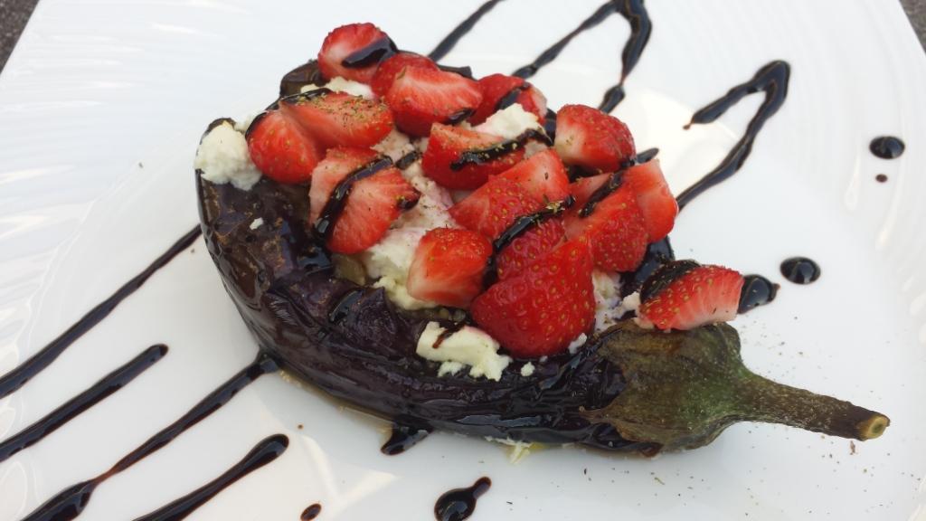 Une combinaison surprenante d'aubergine rôtie, de fraises sucrées et de feta salée