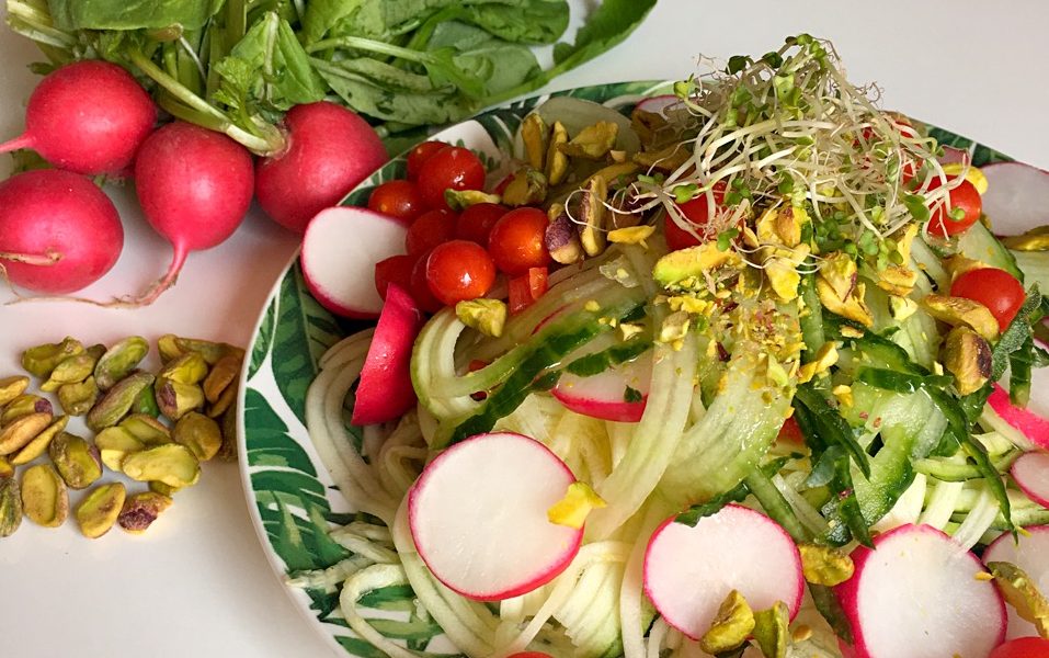 Légumes en spirale frais avec une touche piquante