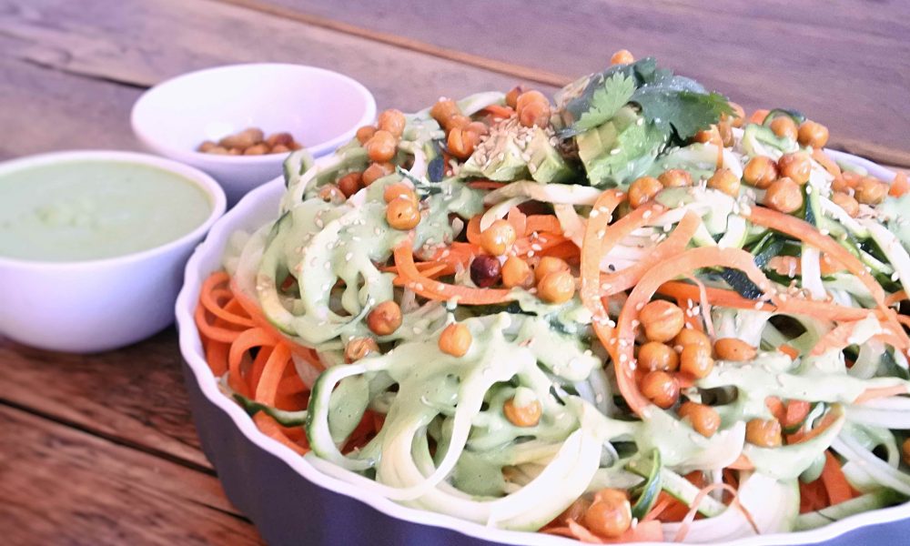 Spaghetti de légumes fraîche aux pois chiches croustillants et sauce crémeuse à la coriandre