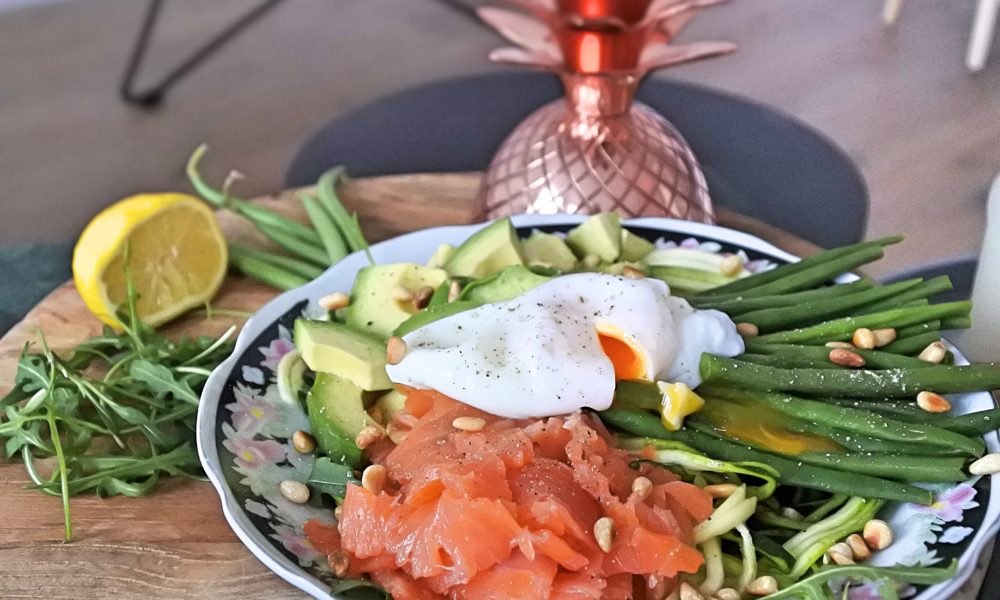 Un bowl frais et nourrissant avec des rubans de courgette, du saumon fumé et un œuf poché
