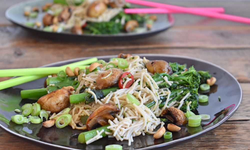 Un plat de nouilles nourrissant aux champignons teriyaki et cacahuètes croustillantes