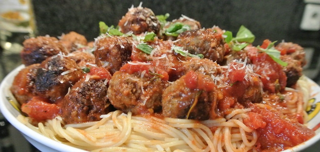 Un classique italien avec de juteuses boulettes dans une sauce tomate riche