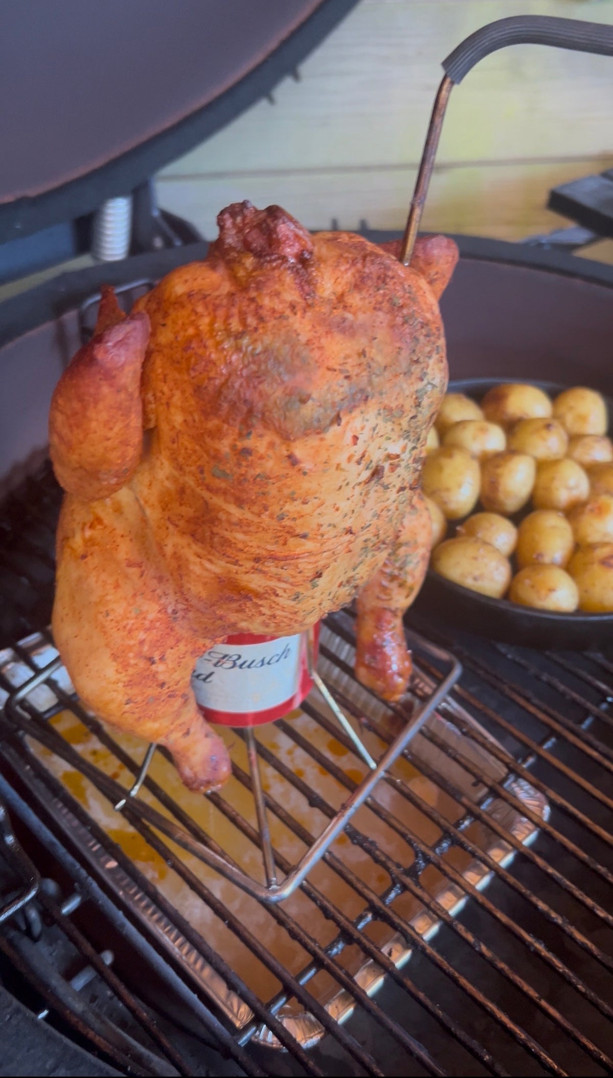 Poulet juteux à l'intérieur, croustillant à l'extérieur, tout droit du barbecue.