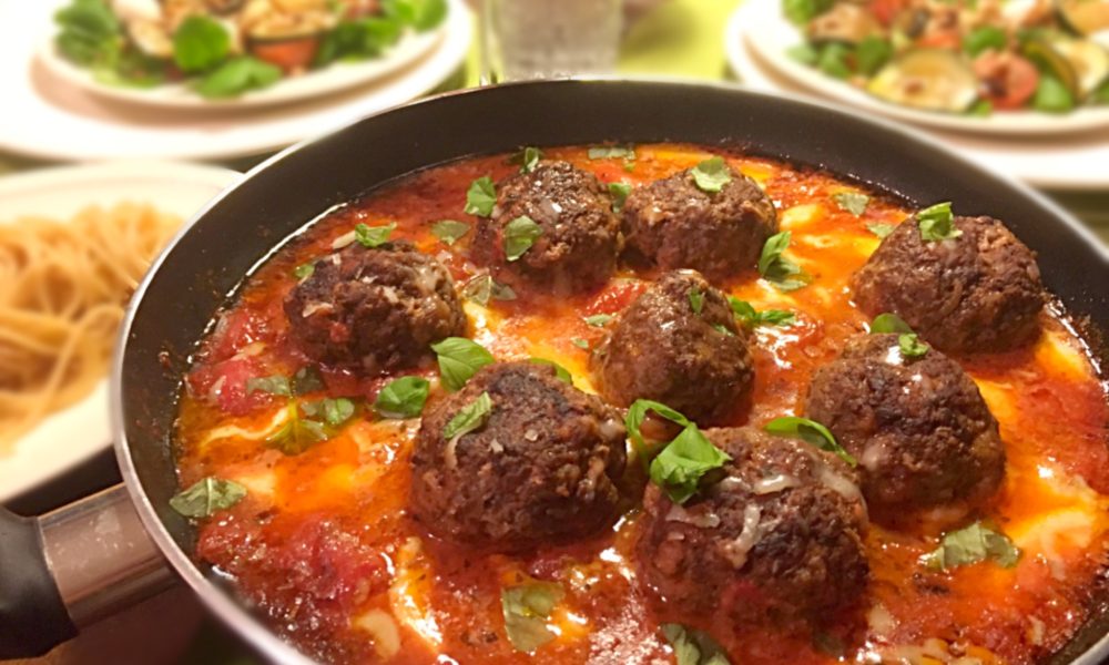 Boulettes juteuses dans une riche sauce tomate-mozzarella