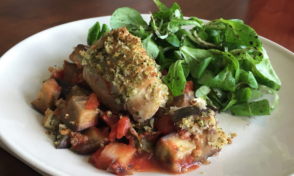 Poulet juteux avec aubergine, tomate et chapelure aux herbes croustillante
