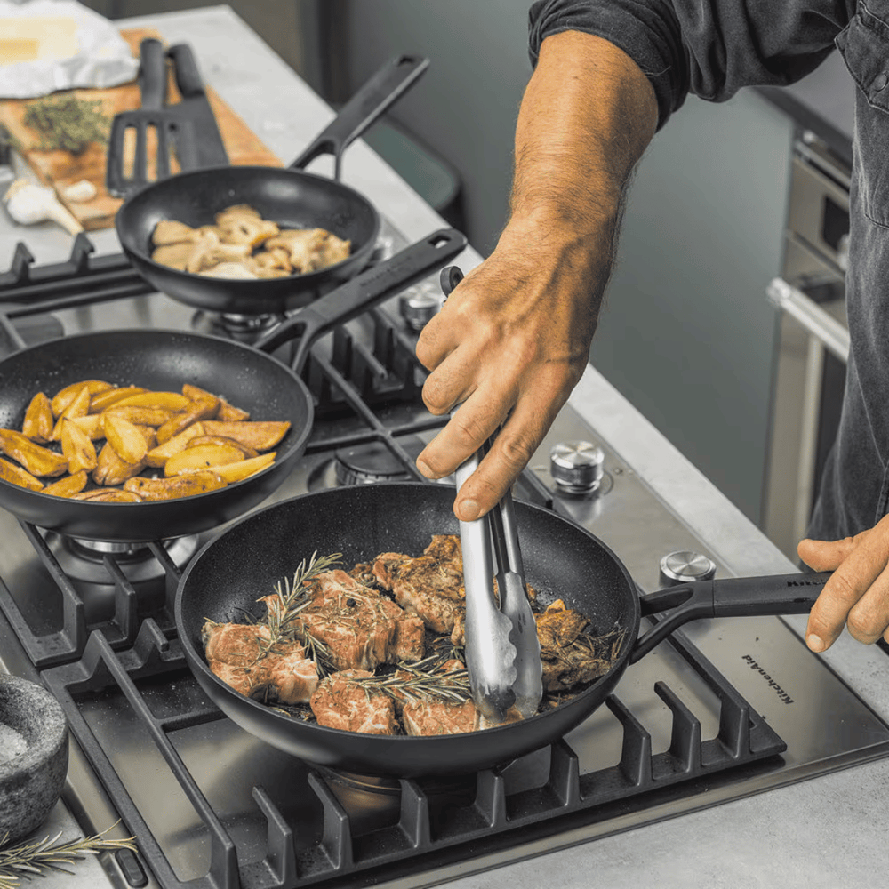 Ensemble de casseroles KitchenAid Multi-Ply Stainless Steel 6-pièces : casserole ø 20 et 24 cm, casserole ø 16 cm et poêle ø 24 cm + poêle Classic Forged ø 24 et 28 cm
