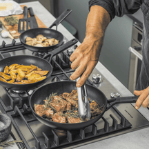 Ensemble de casseroles KitchenAid Multi-Ply Stainless Steel 6-pièces : casserole ø 20 et 24 cm, casserole ø 16 cm et poêle ø 24 cm + poêle Classic Forged ø 24 et 28 cm