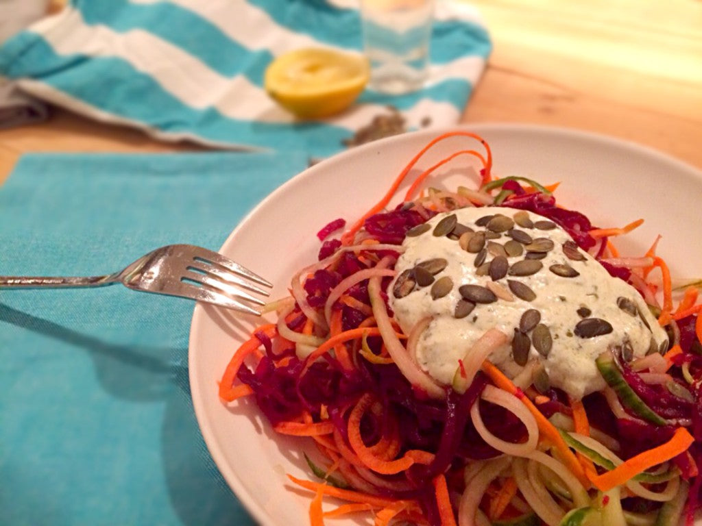 Spaghettis de légumes crus et frais avec une vinaigrette yaourt-citron onctueuse